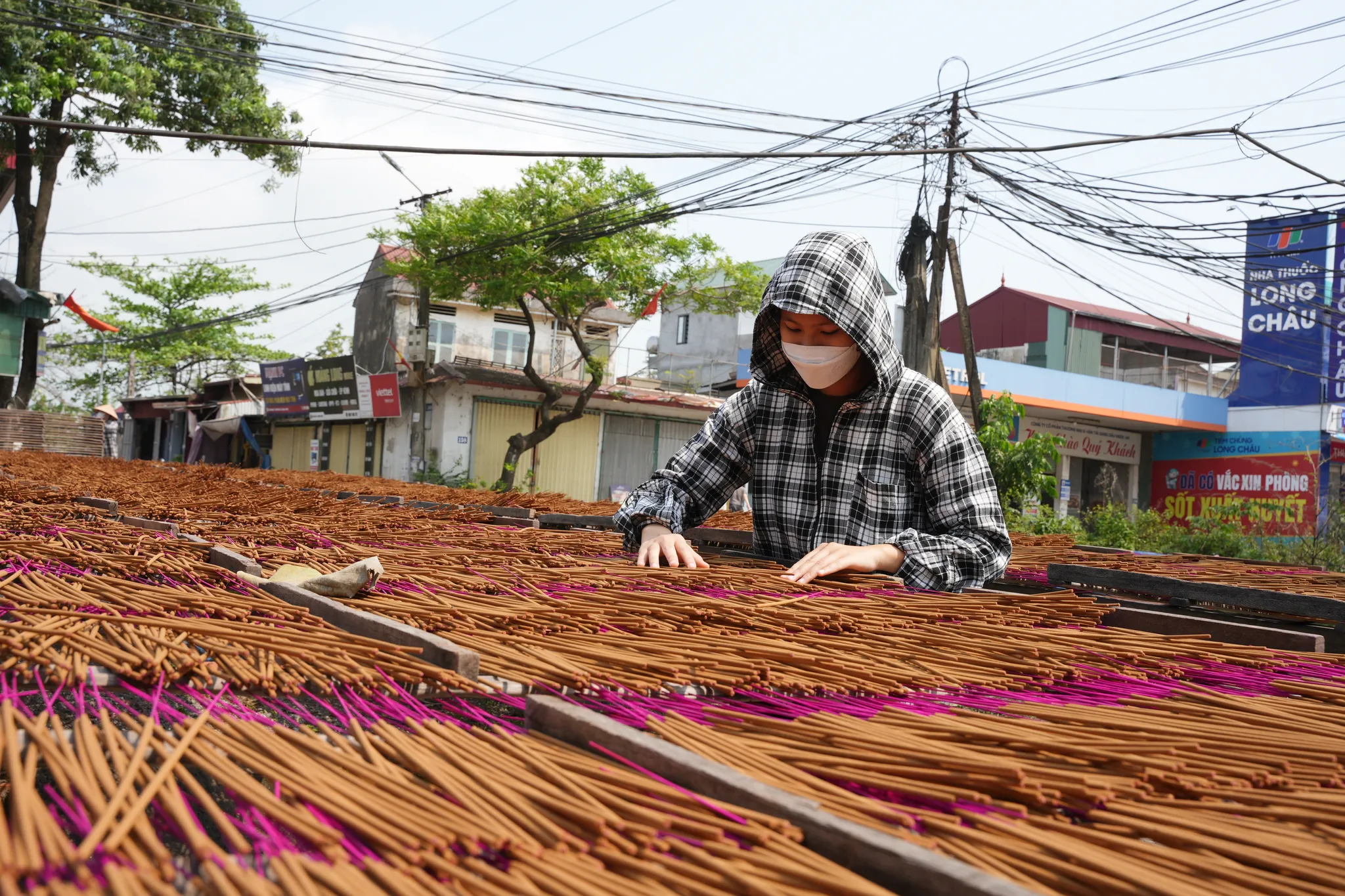 Công đoạn phơi hương tại làng tăm hương Quảng Phú Cầu