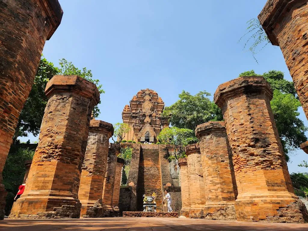Cảnh quan kiến trúc di tích Tháp Po Nagar