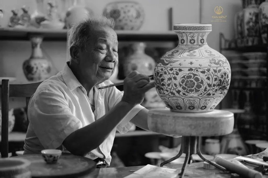 Nghệ nhân Hạ Bá Định đang say sưa bên tác phẩm của mình