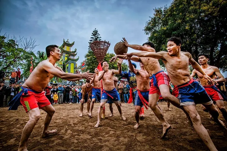 Quang cảnh hội thi vật cầu tại Hội đền Hét