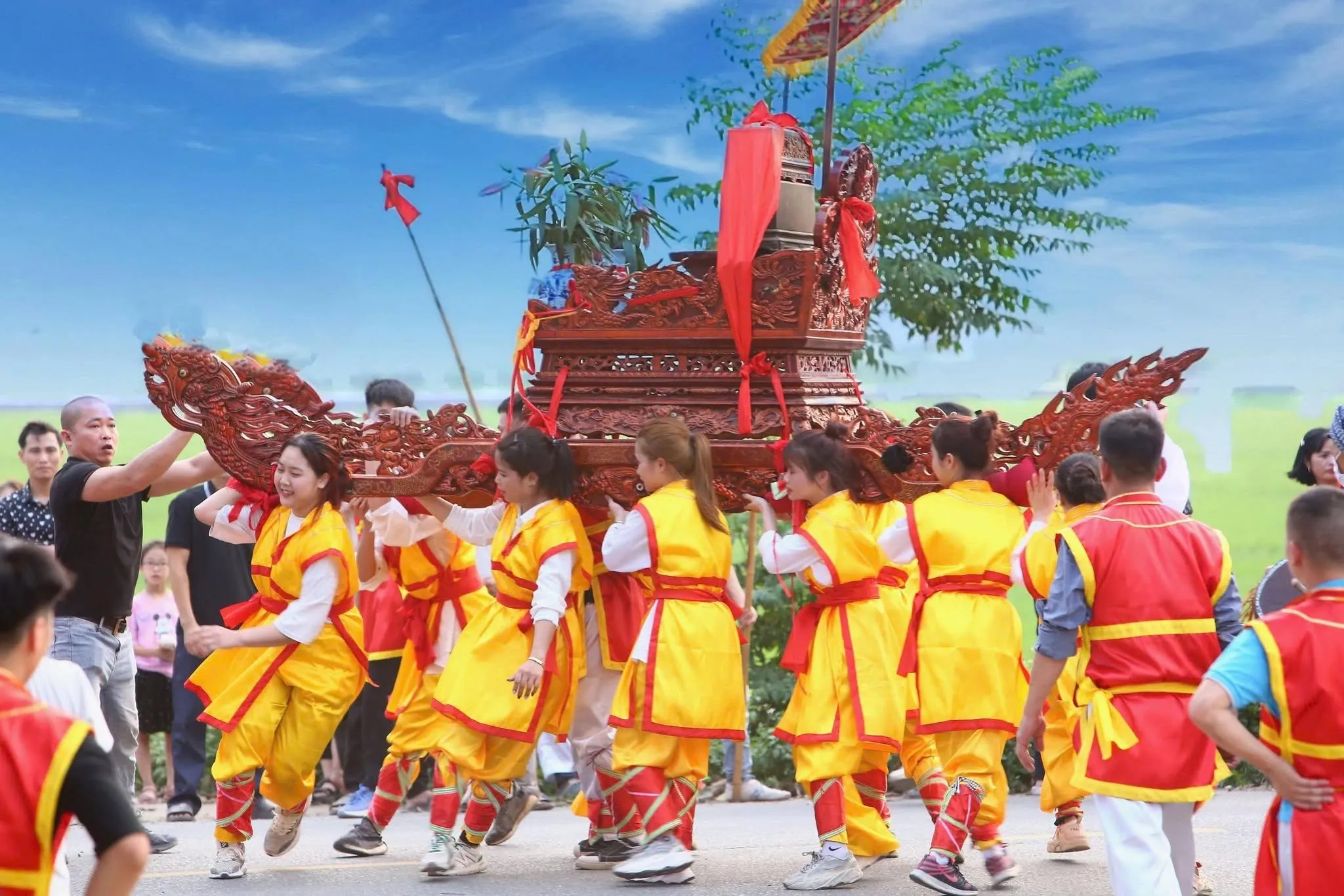 Lễ rước kiệu tại Hội làng Khảm Lâm