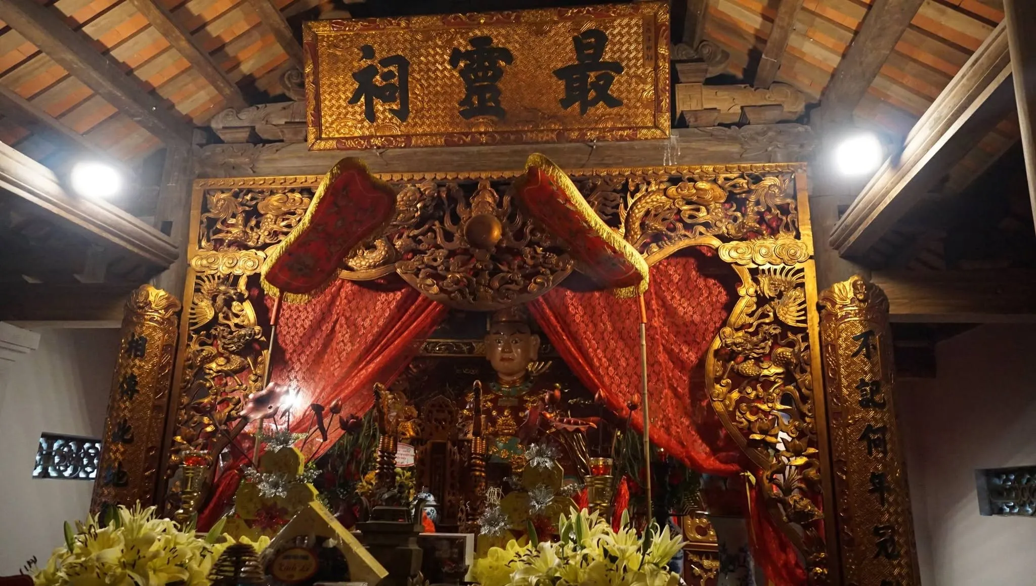 Không gian bên trong đền Thanh Nhàn (xã Nội Bài)
