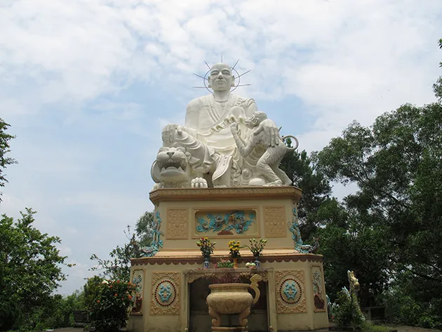 Tôn tượng Tổ sư Vạn Hạnh trên đỉnh núi Tiêu tại Chùa Thiên Tâm
