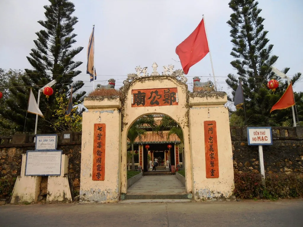Cổng vào Lăng Mạc Cửu