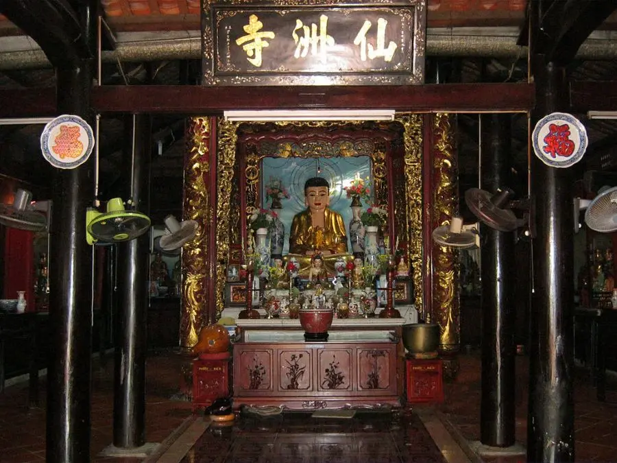 Bên trong Chùa Tiên Châu