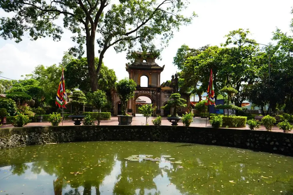 Hồ nước tại khuôn viên Quần thể Di tích An phụ - Kính Chủ - Nhẫm Dương