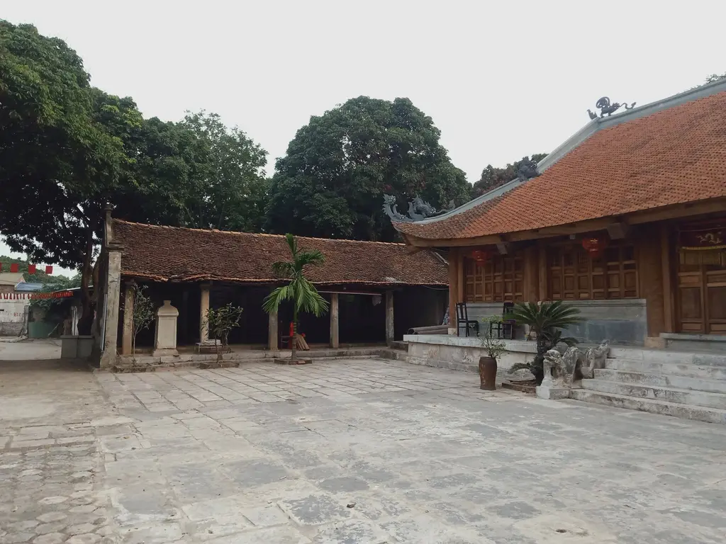 Nhà bia đình làng Long Châu Sơn