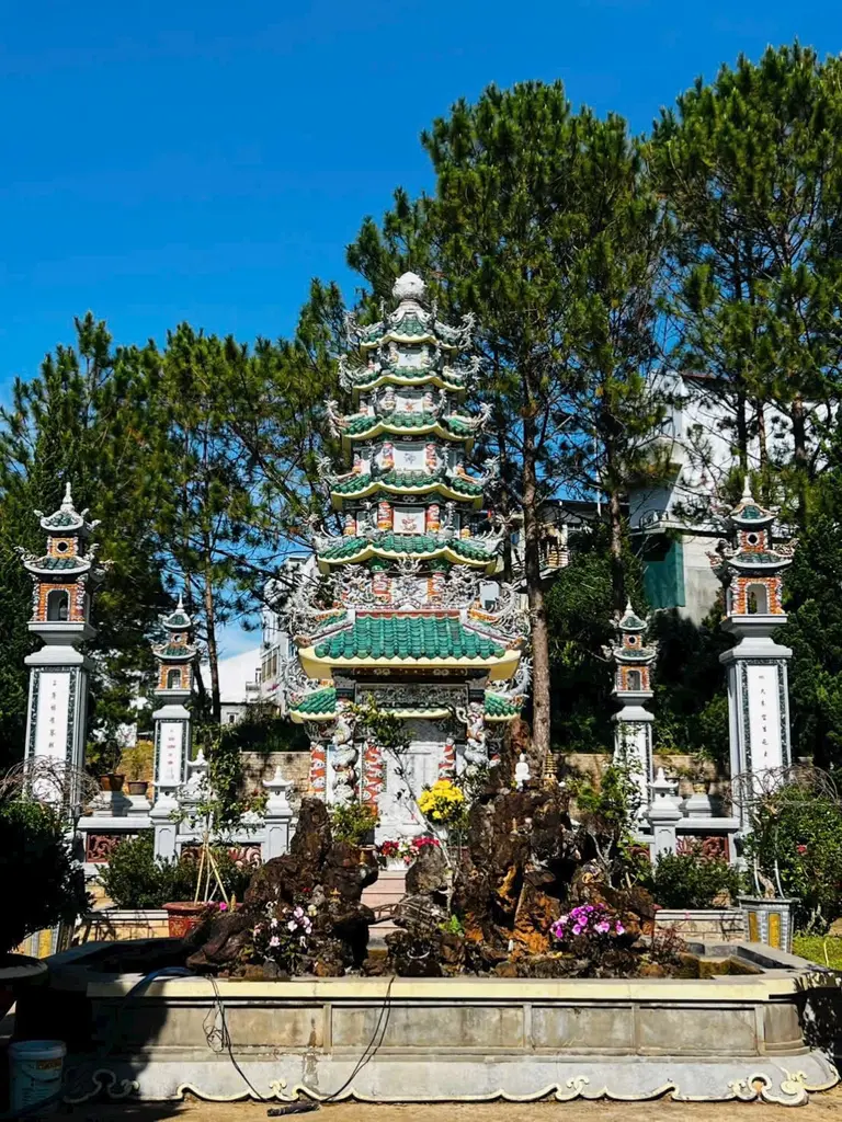 Tháp mộ trong khuôn viên Chùa Linh Sơn