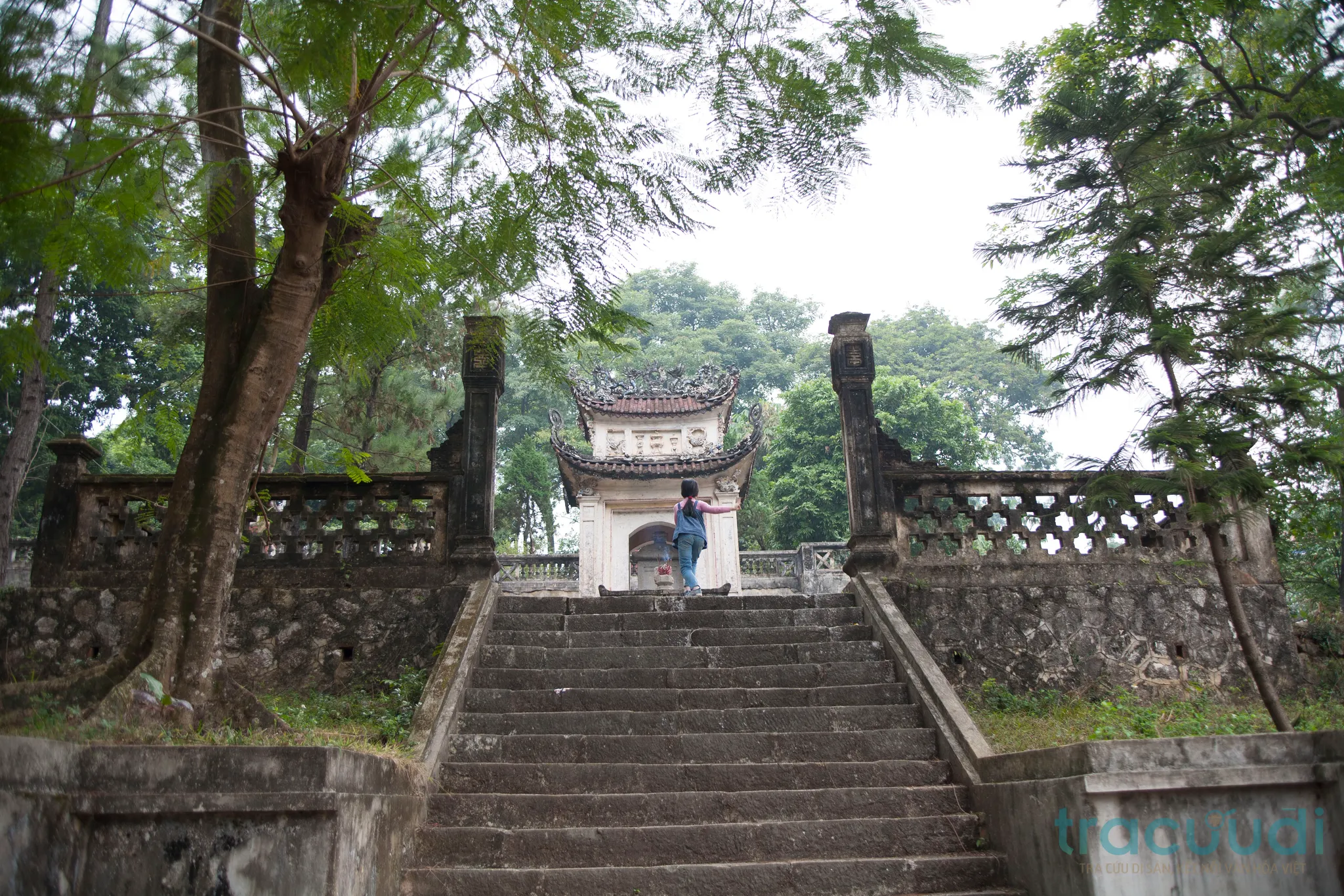 Lối lên tại di tích Chùa Trăm Gian