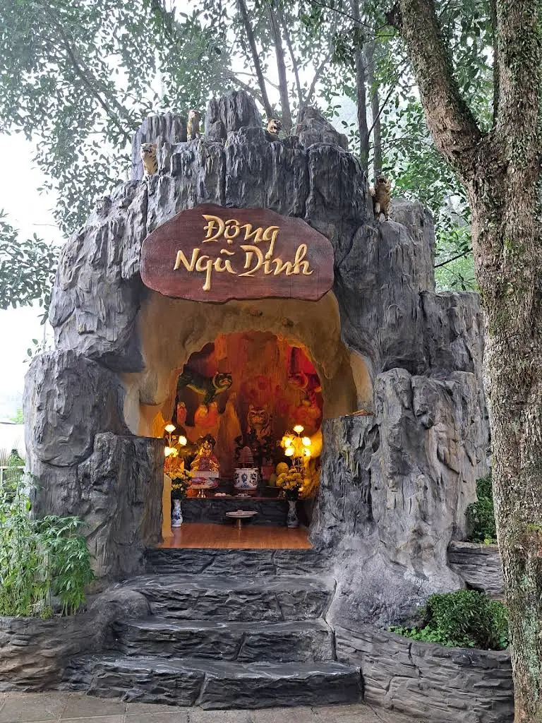 Cảnh quan di tích Đền Trung