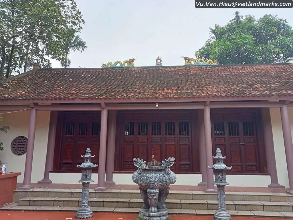 Khung cảnh tại Đền Đức Thánh Đinh