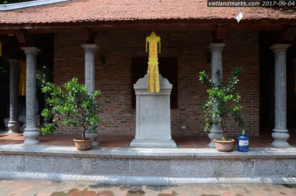 Bia đá tại Chùa Hòe Nhai