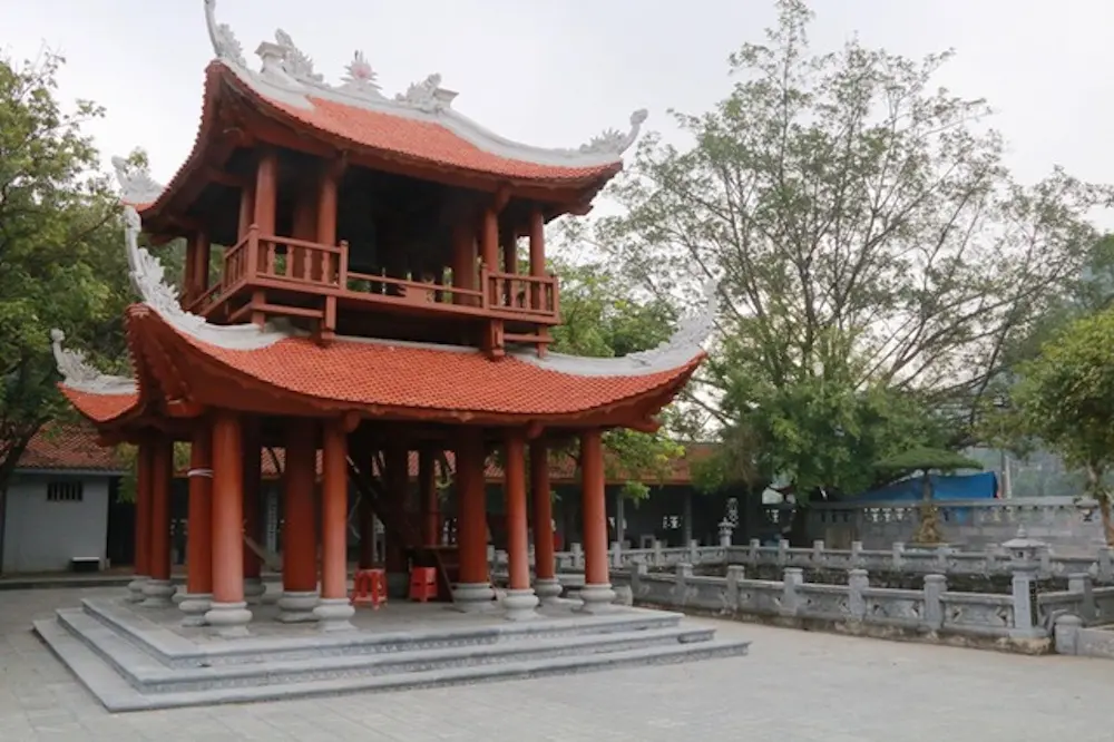 Khu vực gác chuông tại Đền Thái Vi