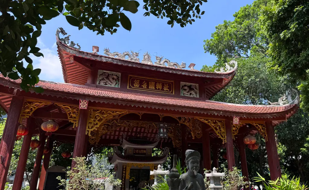 Toàn cảnh gian thờ Đức thánh làng Hậu Ái