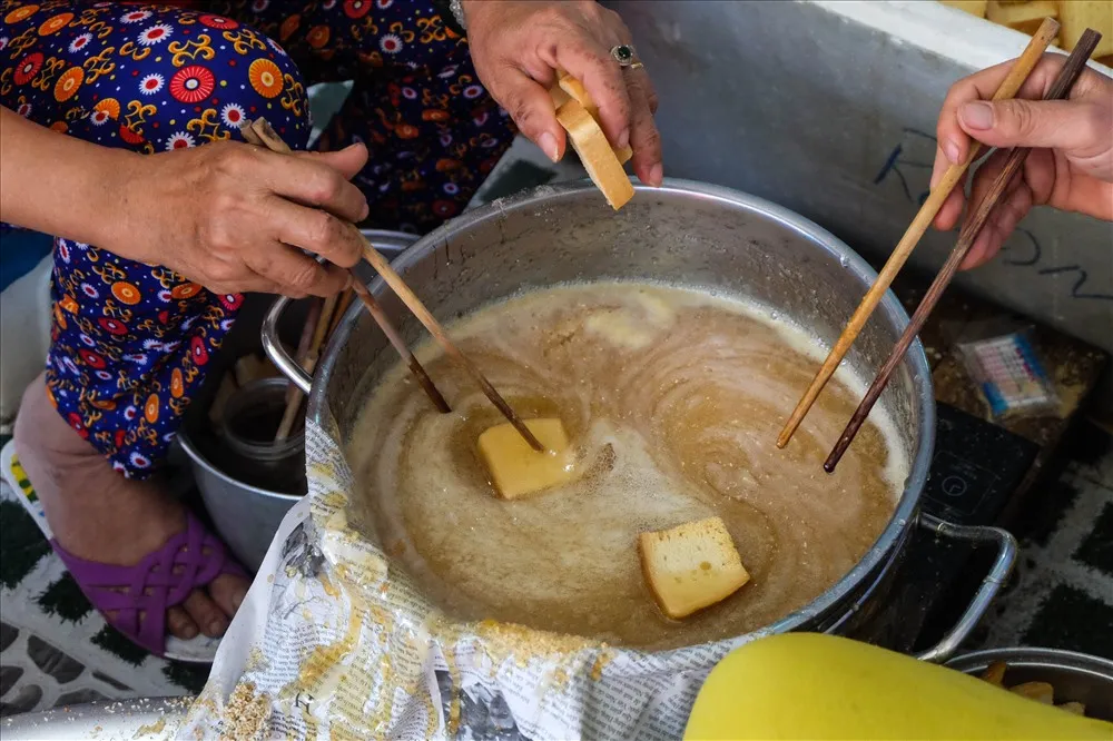 Công đoạn nhúng bánh với đường mía non