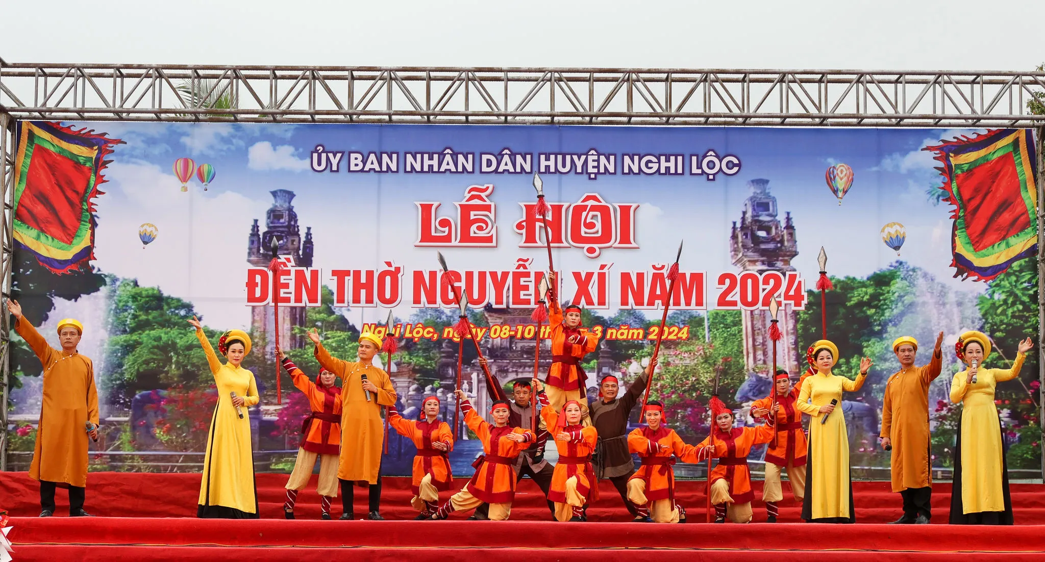Tiết mục văn nghệ tại Lễ hội Đền Nguyễn Xí