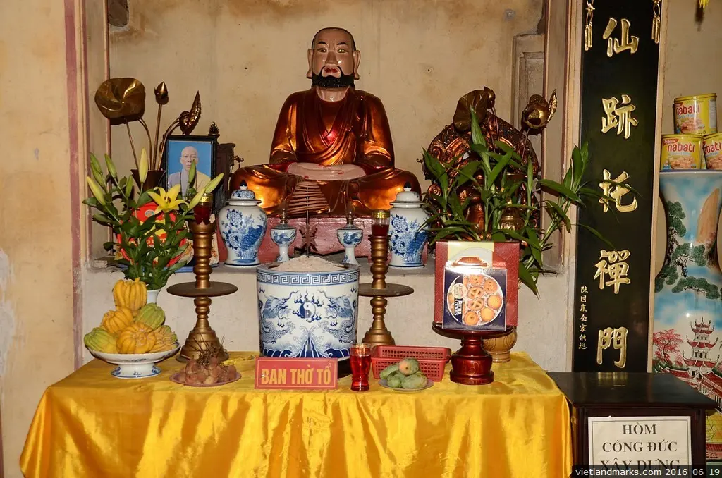 Ban thờ tổ tại Chùa Chài