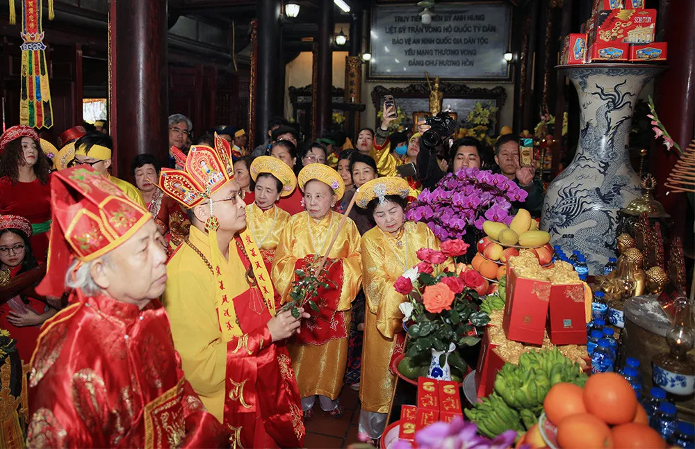 Nghi thức dâng hương tại Lễ hội đình Yên Phụ