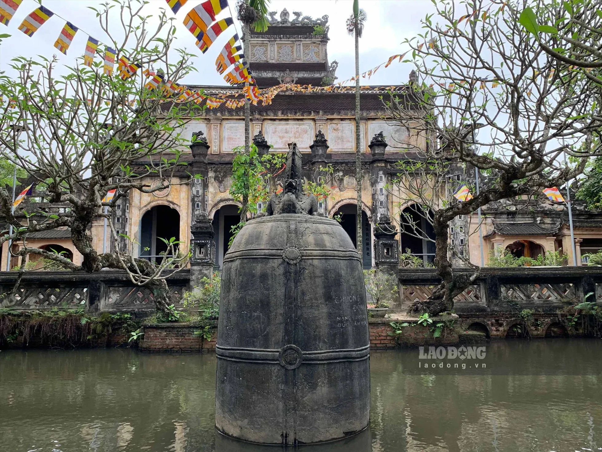 Chuông Đại Hồng Chung trong khuôn viên chùa Cổ Lễ