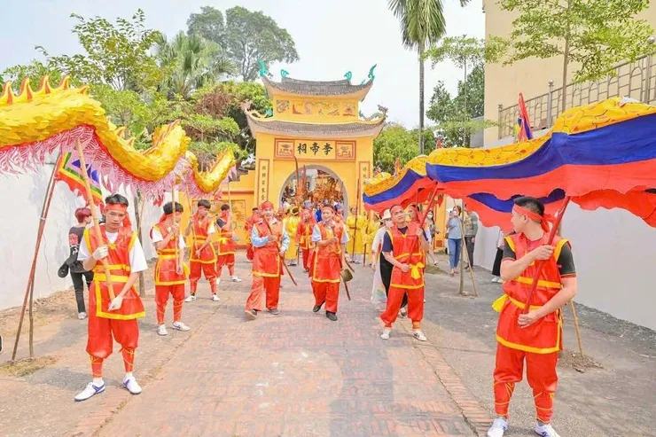 Lễ rước kiệu tại Hội đình làng Lương Xá