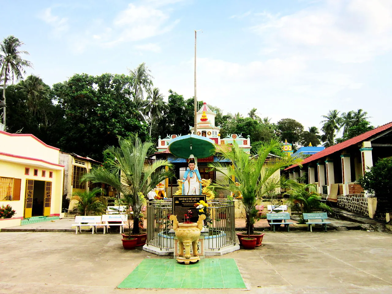 Khuôn vien Chùa Sùng Hưng