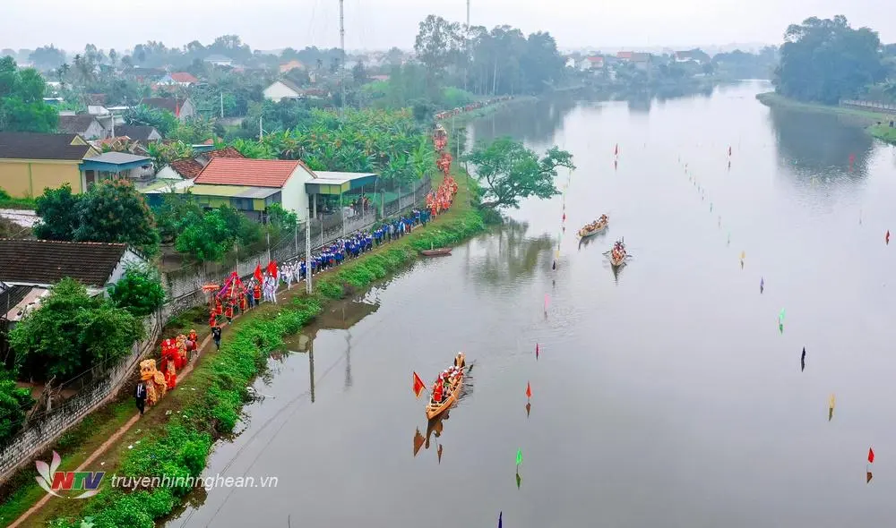Toàn cảnh lễ rước tại Lễ hội Đền Đức Hoàng