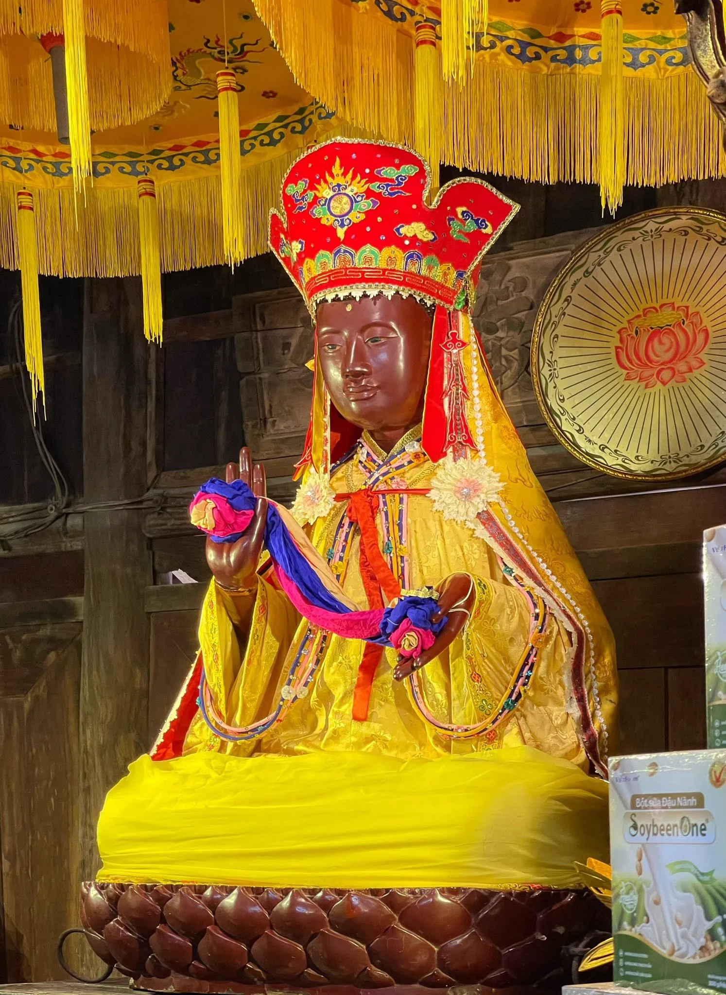 Một bức tượng được thờ trong chùa Keo (Báo Ân Trùng Nghiêm tự)