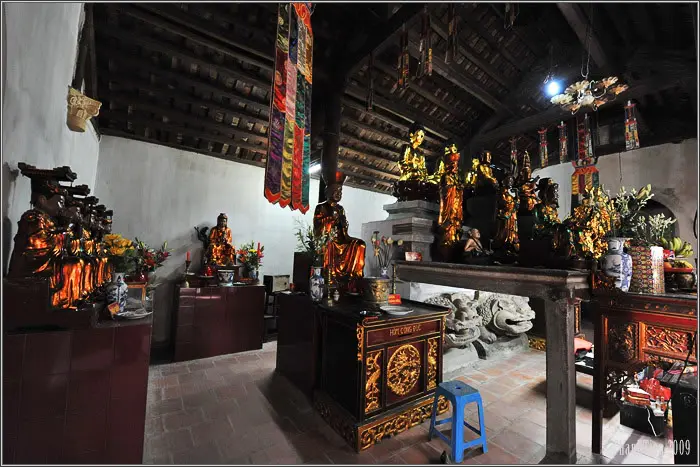 Ban thờ bên trong Đền chùa Bà Tấm