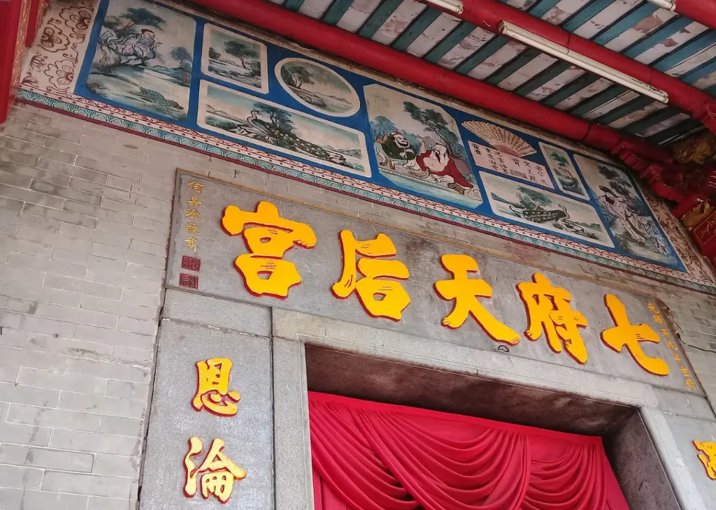 Chùa Bà Thiên Hậu được trang trí khéo léo, đẹp mắt