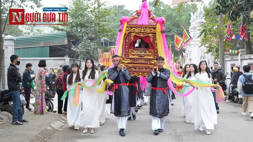 Lễ rước kiệu tại Hội làng Định Công