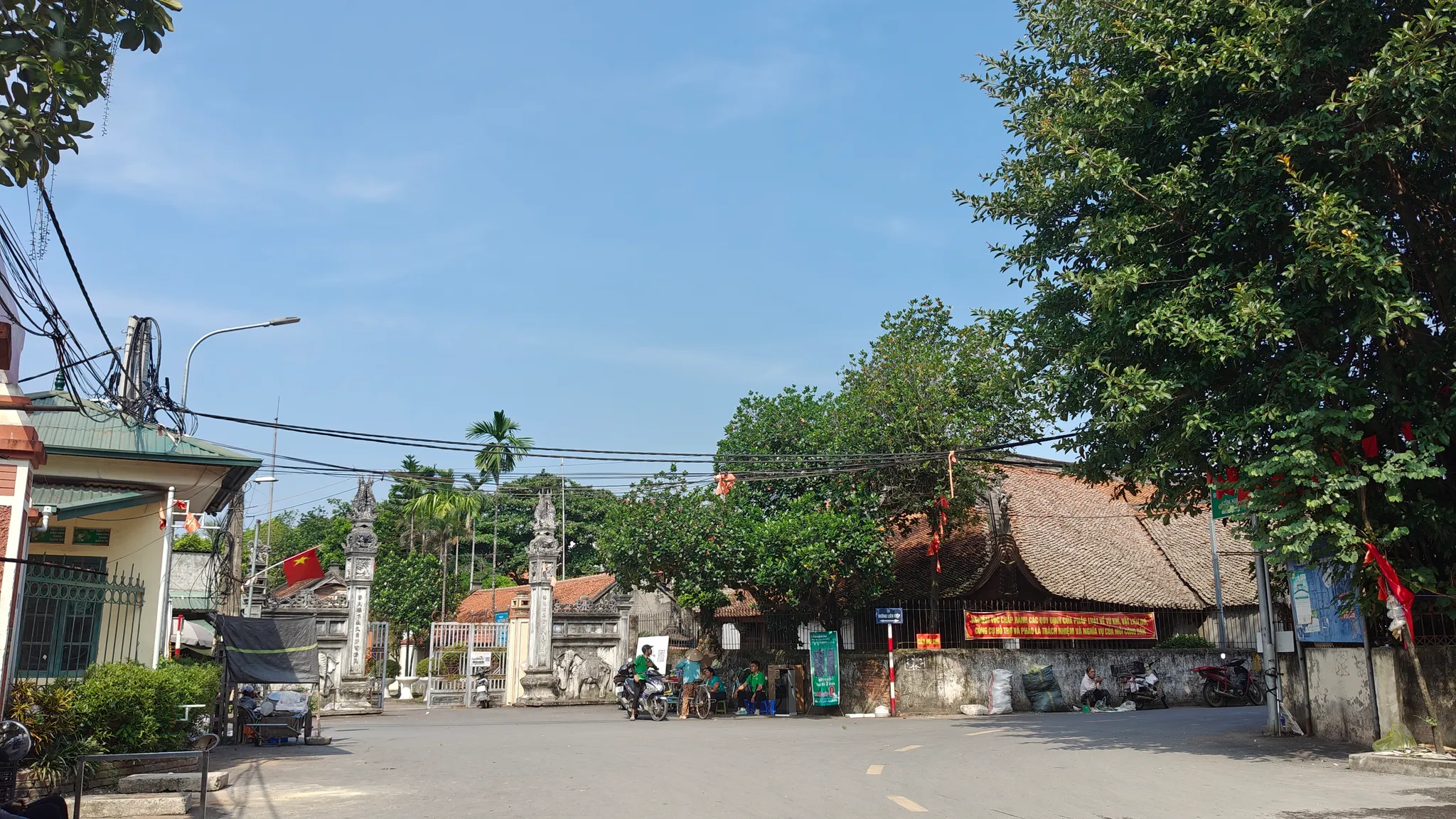 Nghi môn ngoài của đình Hạ Hiệp