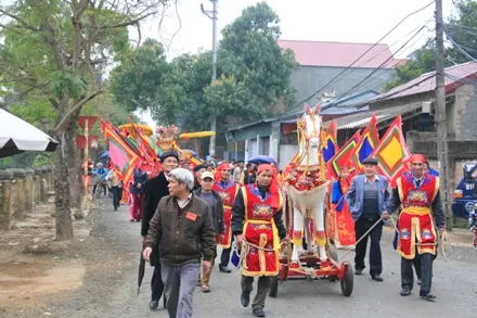 Đoàn rước nước di chuyển từ đình làng ra bờ sông Hồng tại Lễ hội làng cổ Đường Lâm