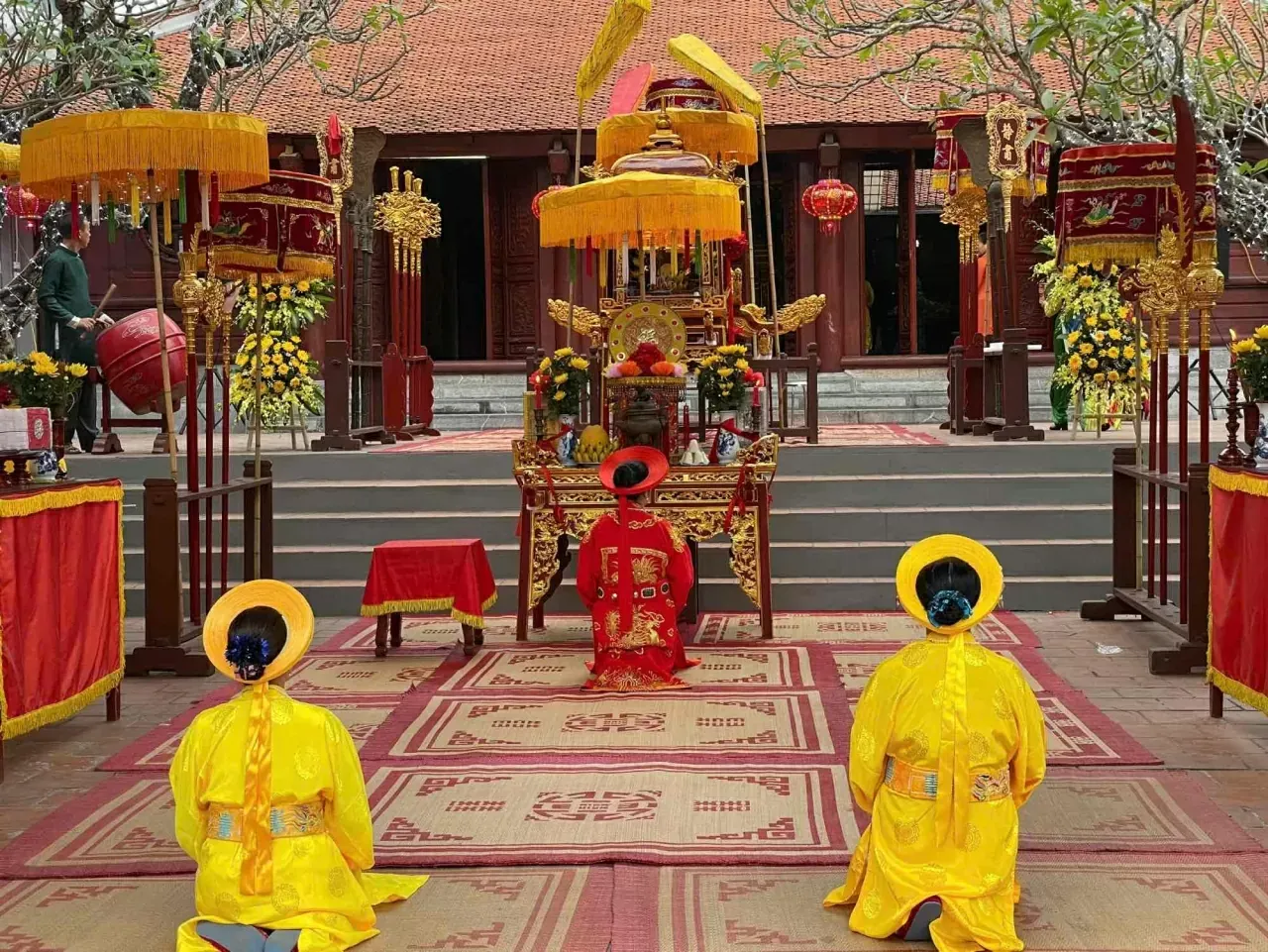Đội tế nữ dâng hương tế nhà Ngài, mở đầu lễ tế nhập tịch của Hội đình làng Thị Cấm