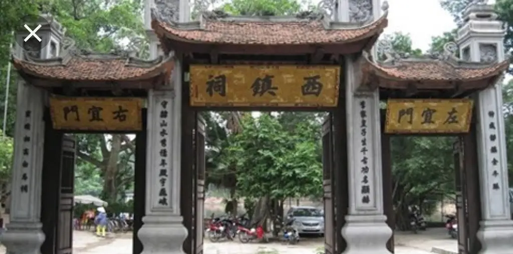 Cổng tam quan di tích Đền Thuỵ Khuê