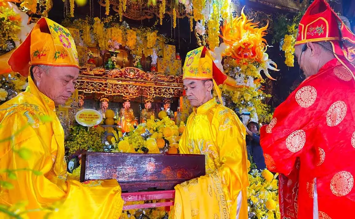 Nghi lễ trang trọng tại Lễ hội Đền Ông Hoàng Mười