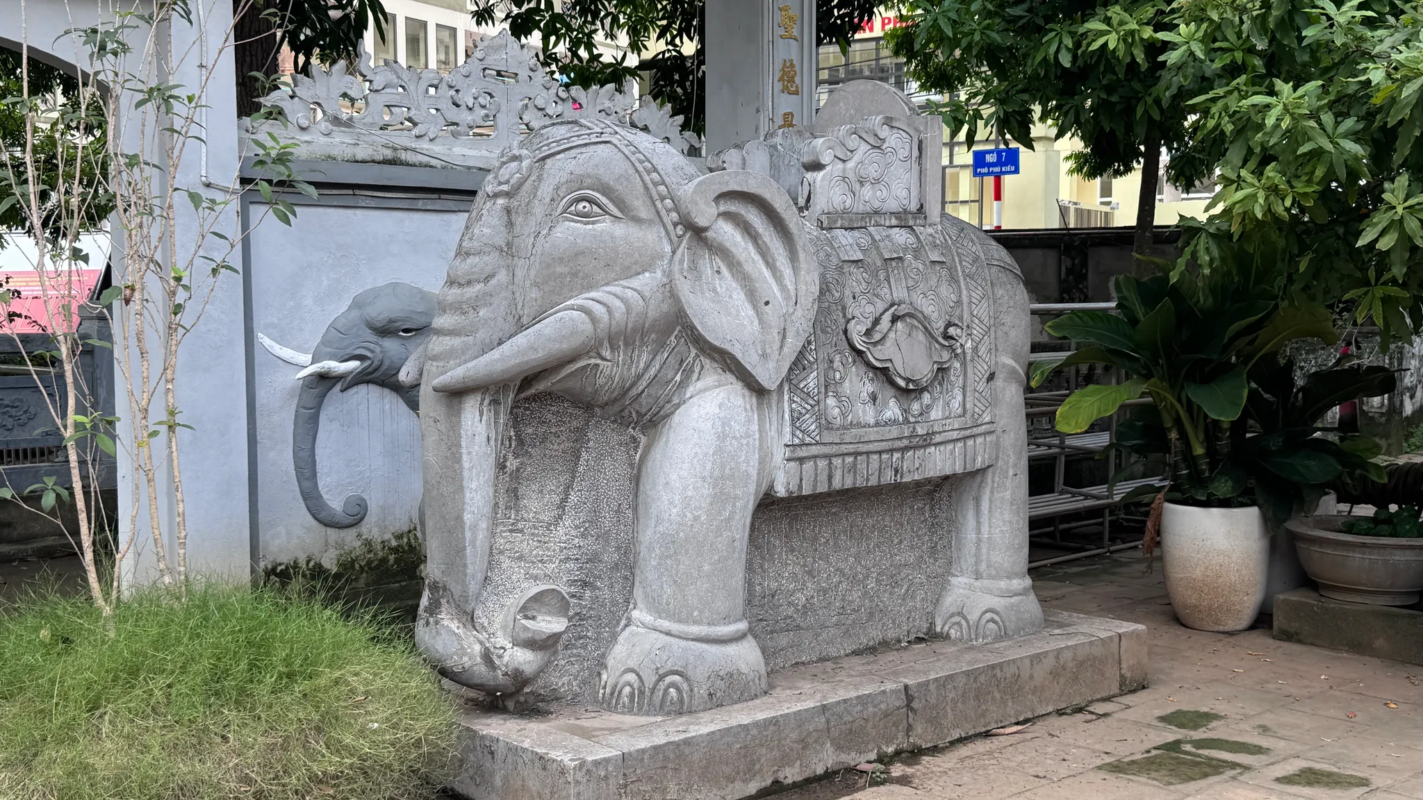Tượng voi trong khuôn viên đình Kiều Mai