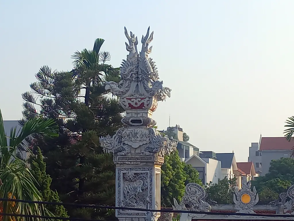 Họa tiết trang trí trên cột trụ biểu bên trai cổng tam quan chùa Đại Bi (An Khánh)