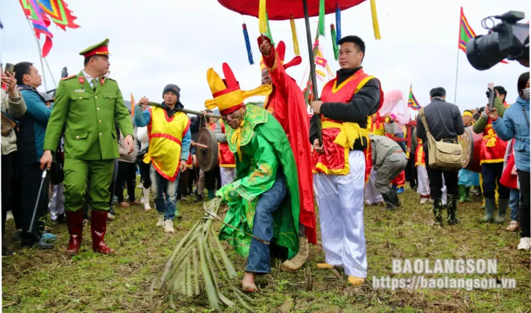 Các ông tướng, phó tướng hoá trang mặt nhọ trong lễ hội Ná Nhèm