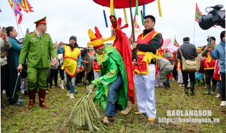 Các ông tướng, phó tướng hoá trang mặt nhọ trong lễ hội Ná Nhèm