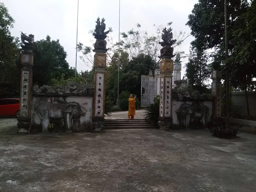 Cảnh quan bên ngoài di tích Đình Võ Lao (Đinh Thượng)