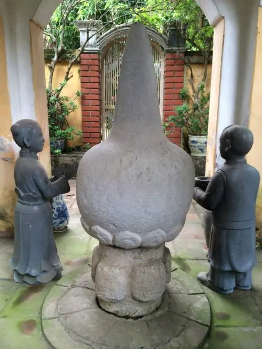 Tháp đá hình búp sen tại Đền bà chúa Mụa