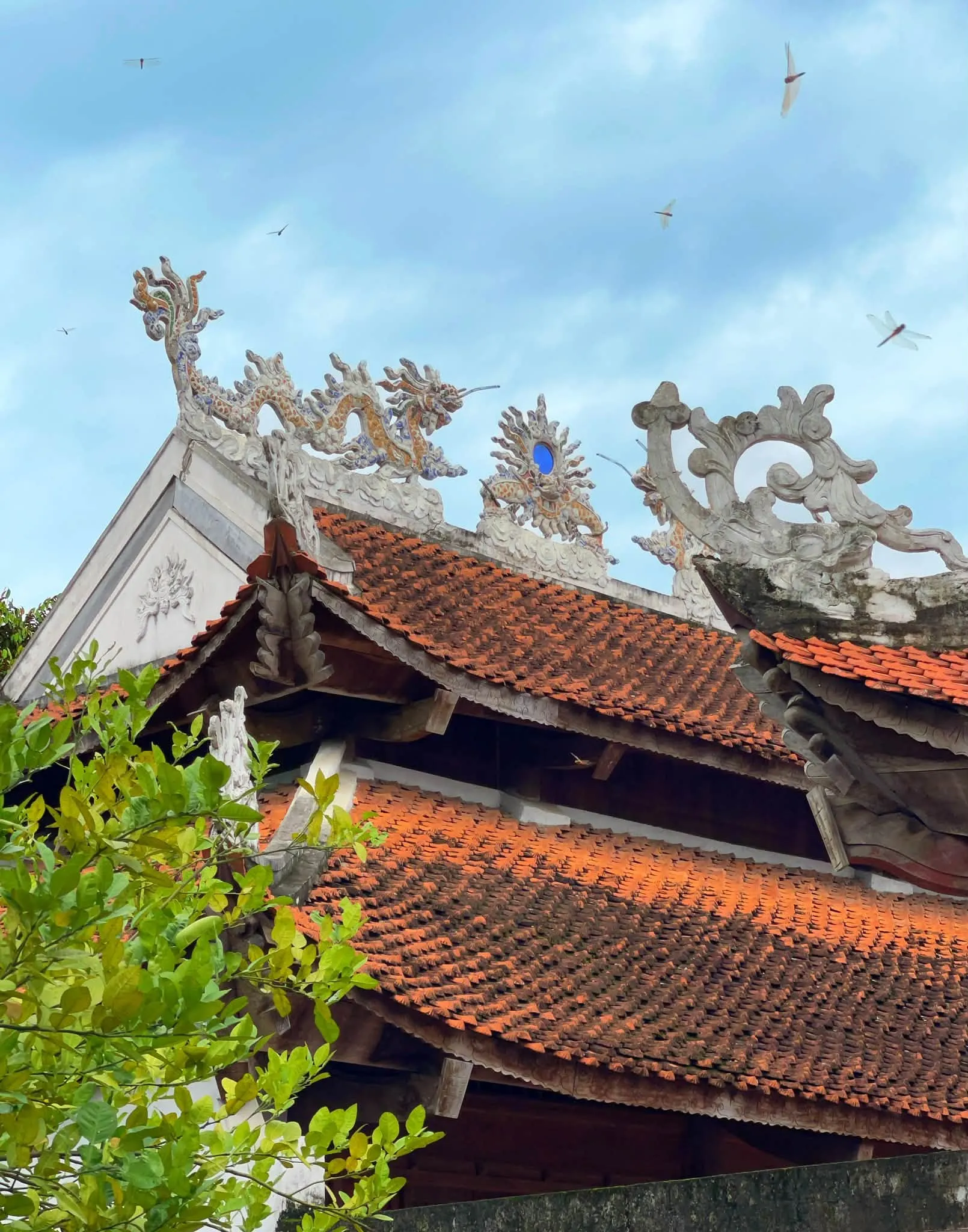 Hoạ tiết trang trí trên mái đền Mai Hắc Đế