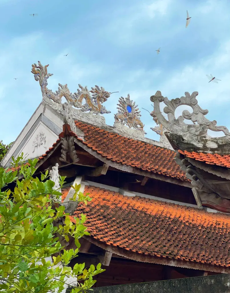 Hoạ tiết trang trí trên mái đền Mai Hắc Đế