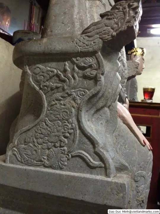 Hoa văn trên 1 trong 4 pho tượng Thánh Tam Giang bằng chất liệu đá xanh tại Nghè Chu Mẫu