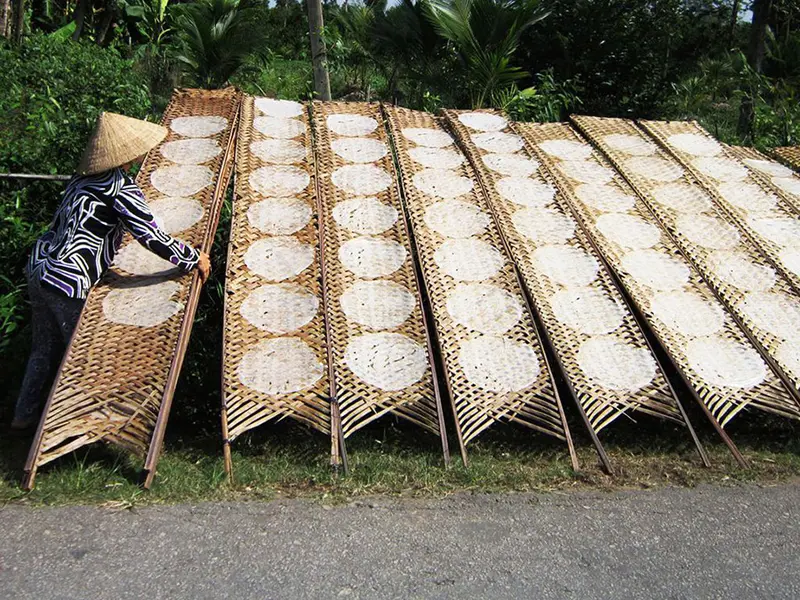 Bánh tráng sau khi đổ được mang ra phơi