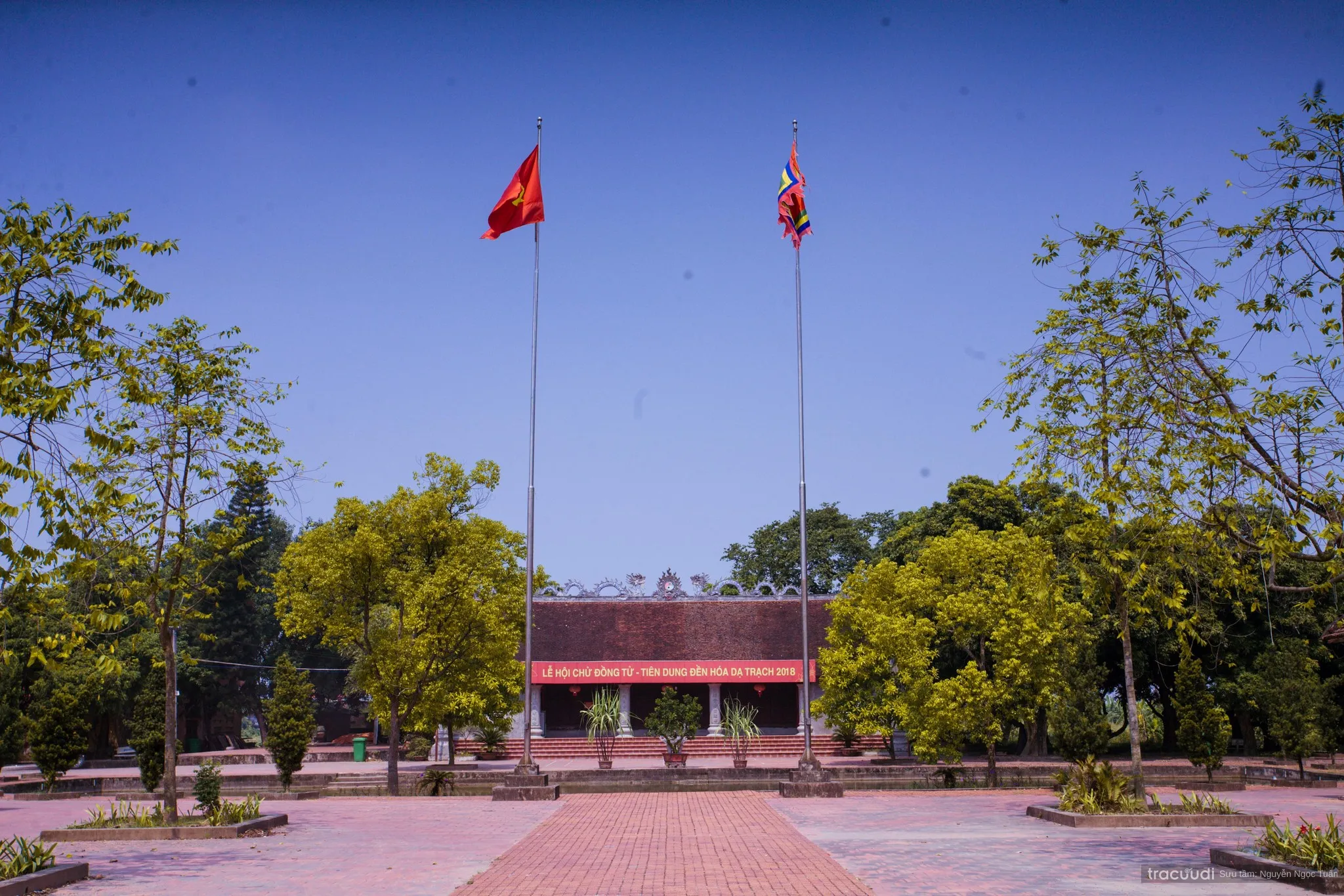 Không gian cảnh quan chinh điện Đền Hóa Dạ Trạch