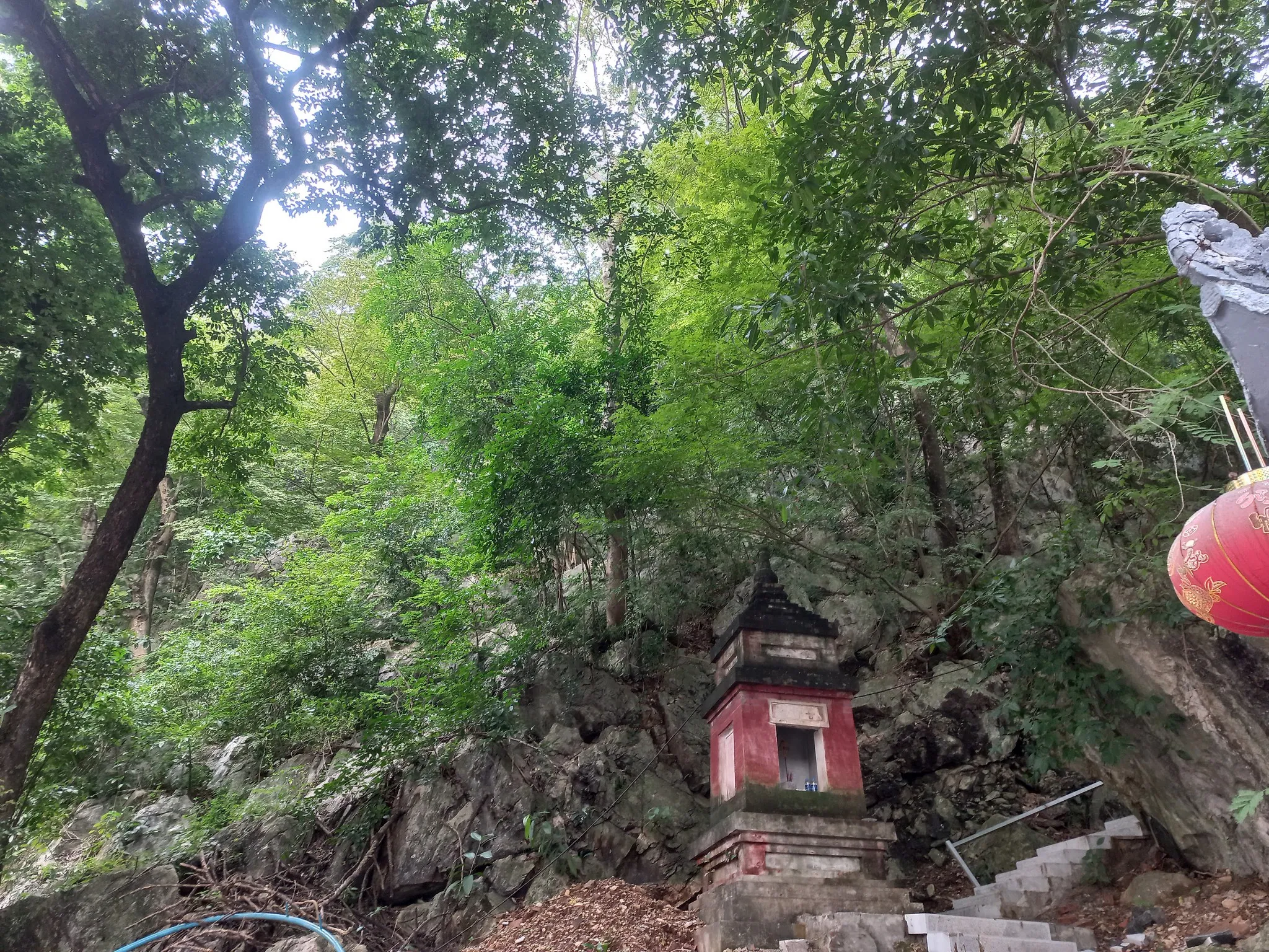 Tháp cổ trong Chùa Trầm