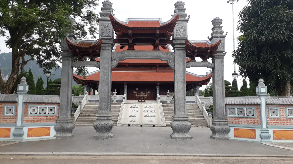 Tam quan tứ trụ nhà tưởng niệm trong khu di tích nhà máy in tiền Chi Nê