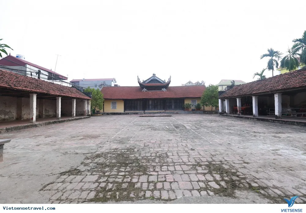 Khuôn viên Đình Vạn Xuân