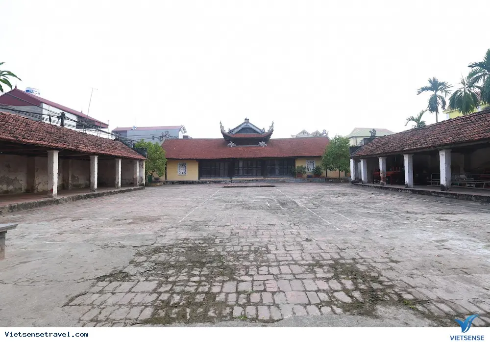 Khuôn viên Đình Vạn Xuân